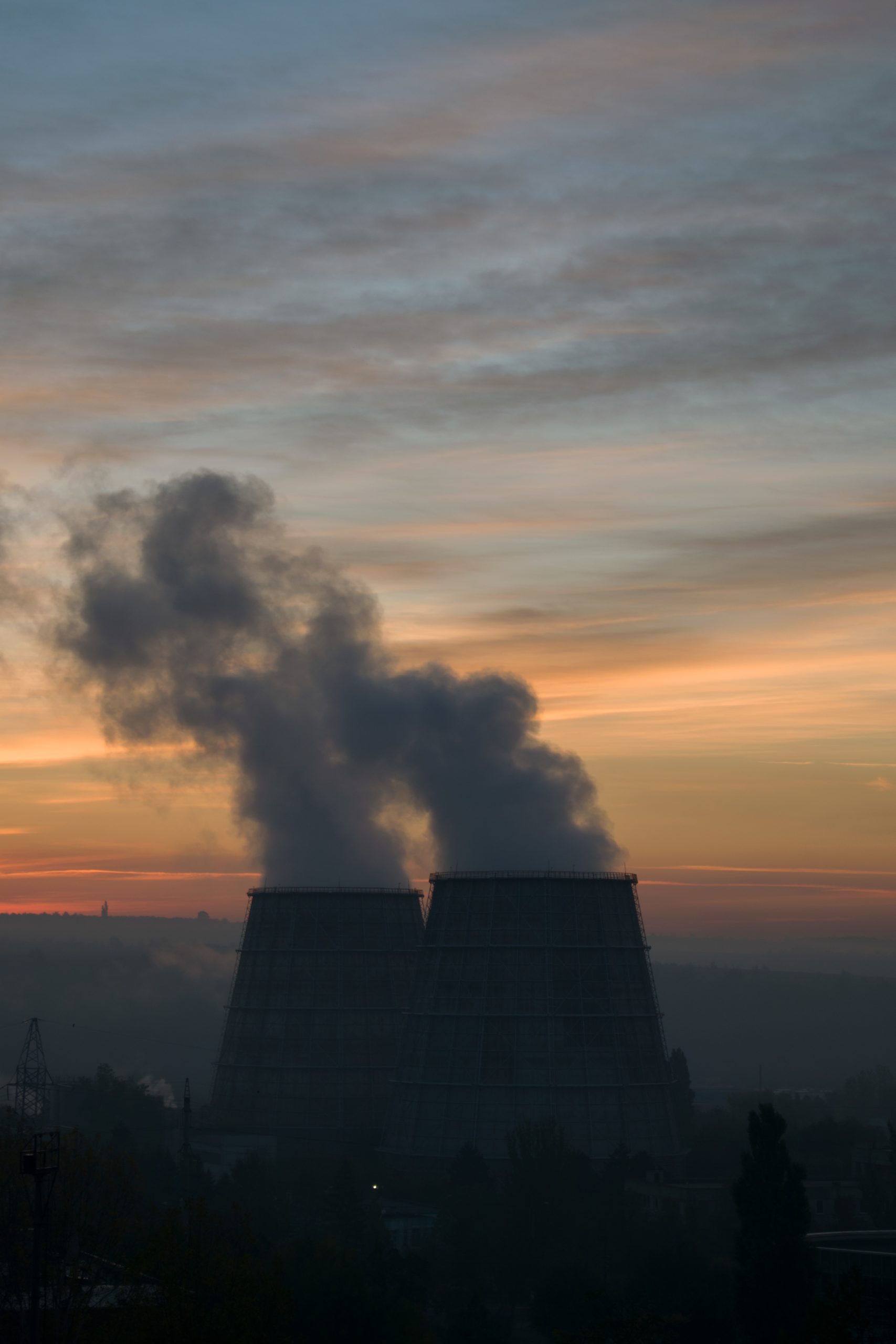 工業排放包含了原生性與衍生性的PM2.5，對空氣汙染影響非常大