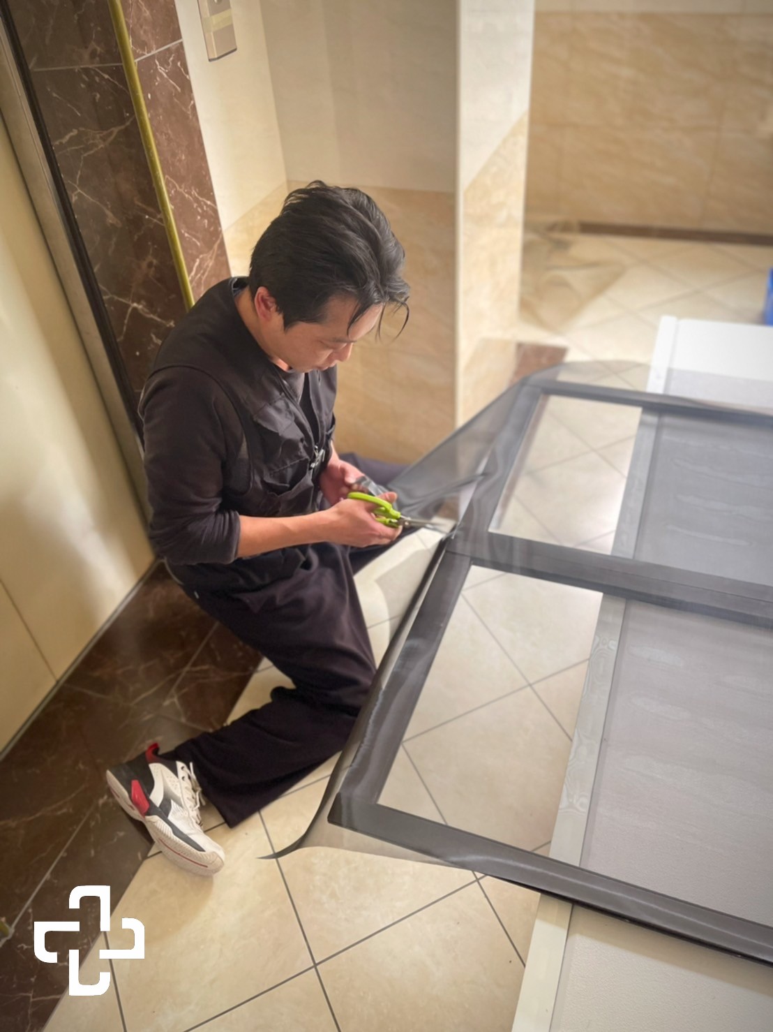 防霾紗網安裝過程，若室內無足夠空間繪製大樓公共區域安裝防霾紗窗