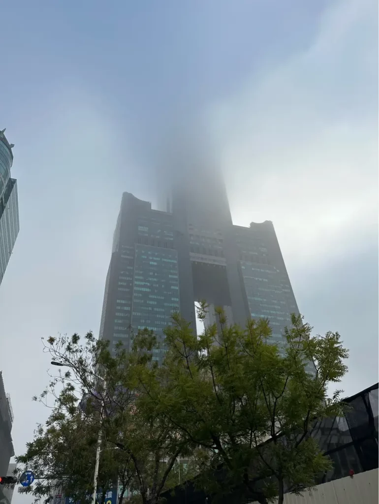 被霧霾消失的高雄85大樓