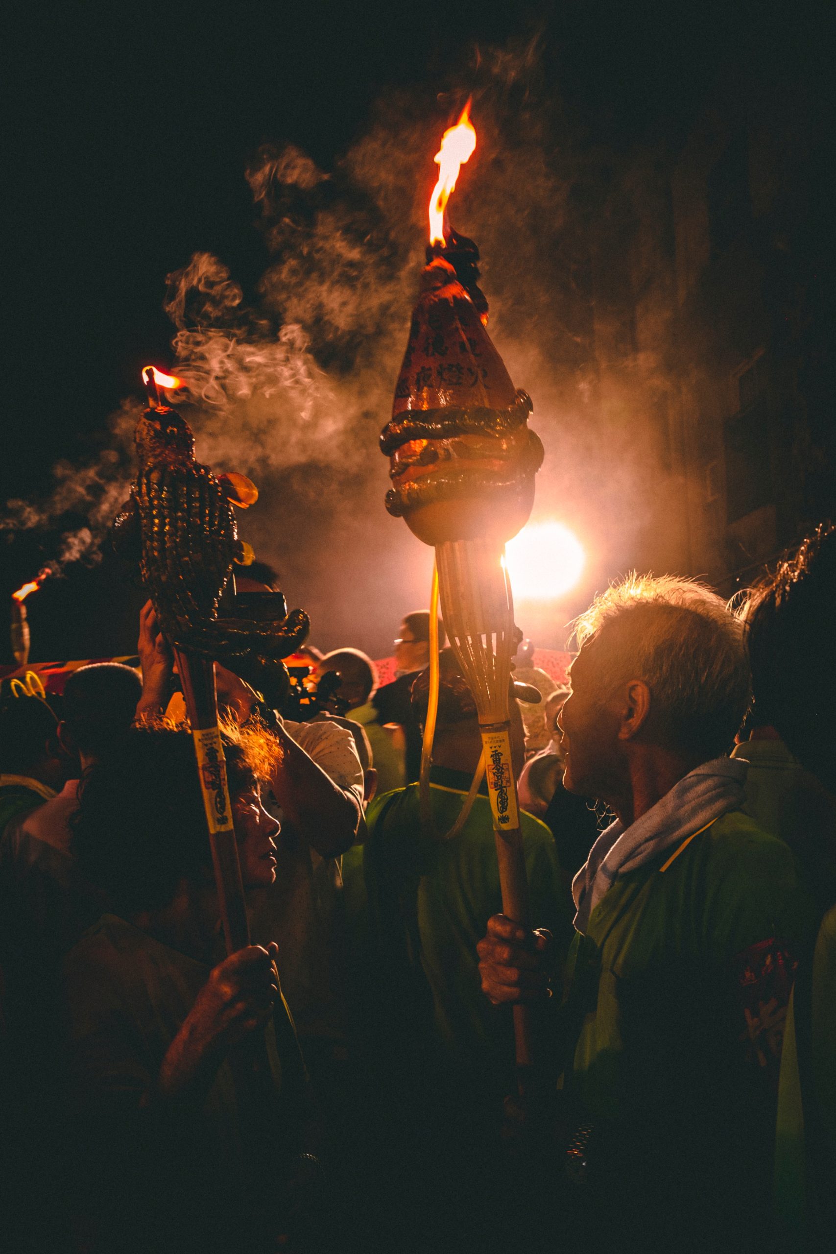 台灣宗教盛行，宗教活動中因燃燒產生的煙也是空氣污染來源之一