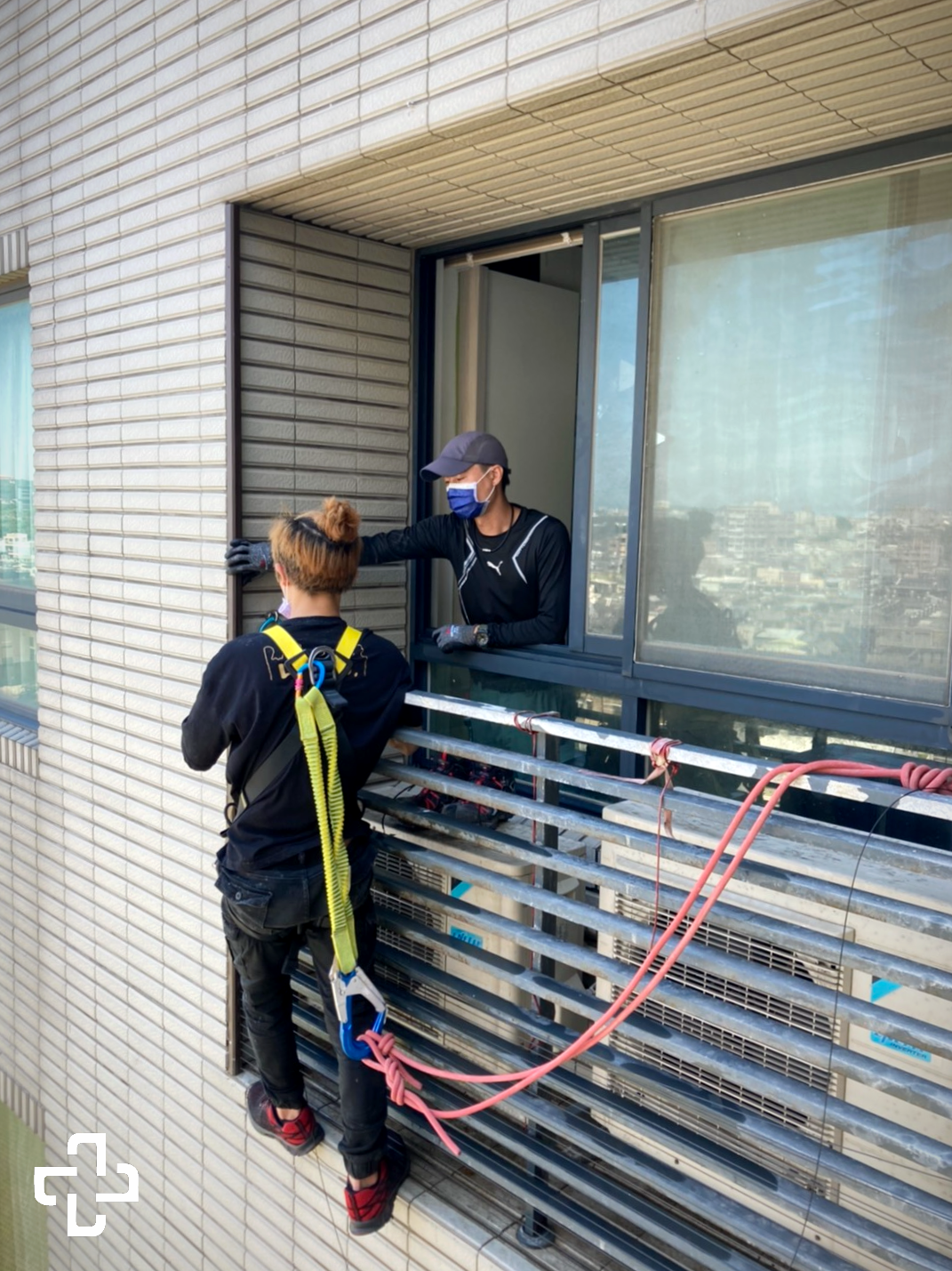 沒有相對應的安全措施就爬出大樓窗外是非常危險的是，不管是安裝防霾紗窗或隱形鐵窗都應注意工安問題